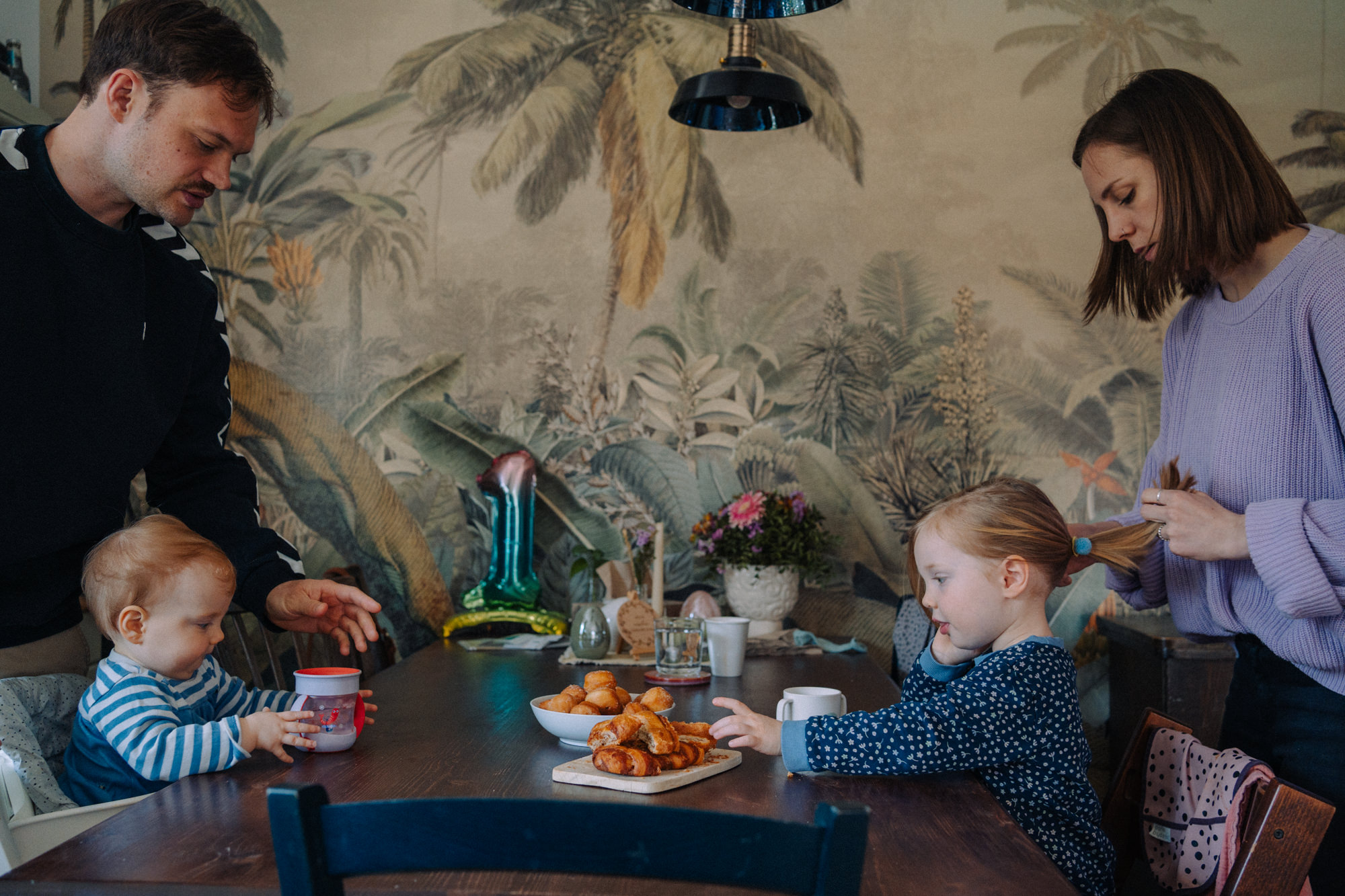 Familie am gedeckten Tisch – echte Alltagsmomente
