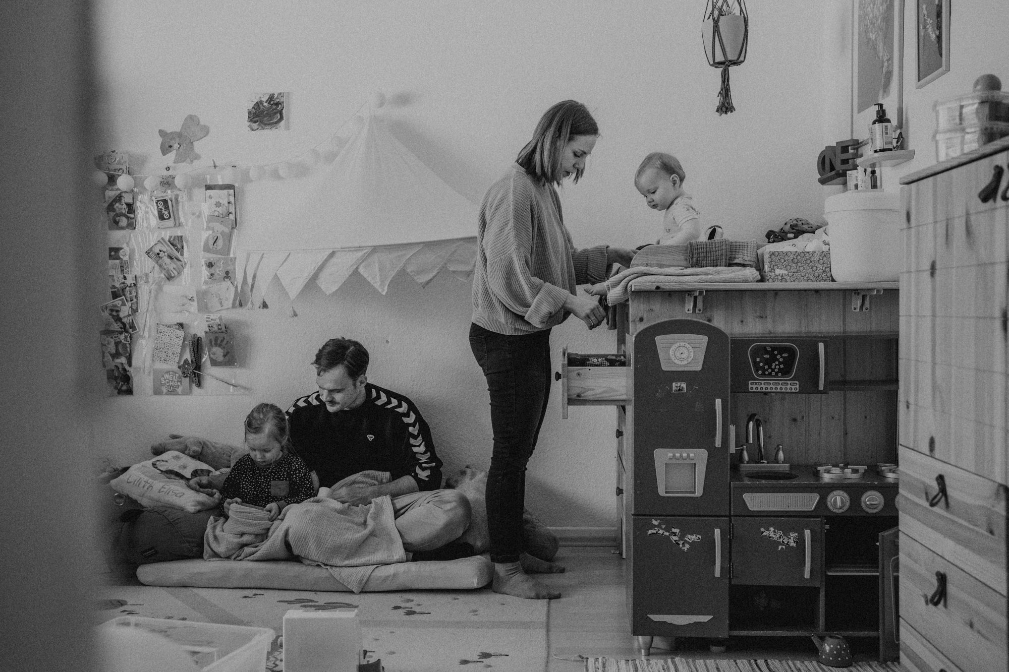 Familie spielt und liest im Kinderzimmer – Alltagsszenen in zu Hause